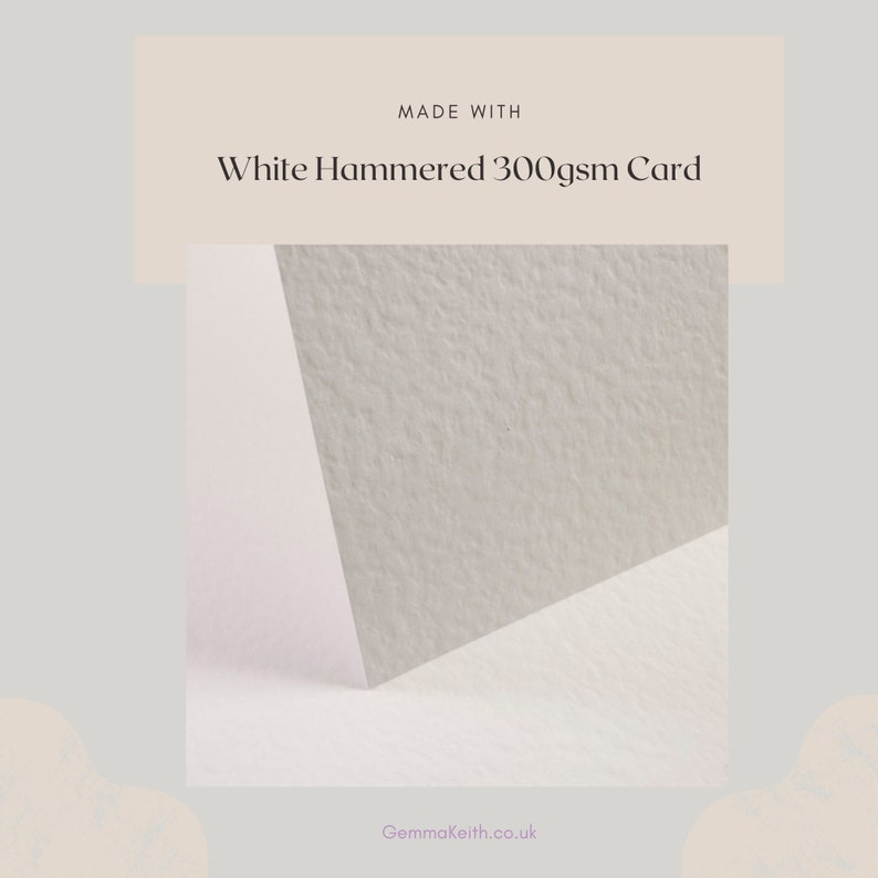 Pu&ograve; includere: Primo piano di un cartoncino bianco testurizzato. Il cartoncino &egrave; piegato a forma di triangolo e il testo "MADE WITH White Hammered 300gsm Card" &egrave; visibile nella parte superiore dell'immagine. Il testo "GemmaKeith.co.uk" &egrave; visibile nella parte inferiore dell'immagine.