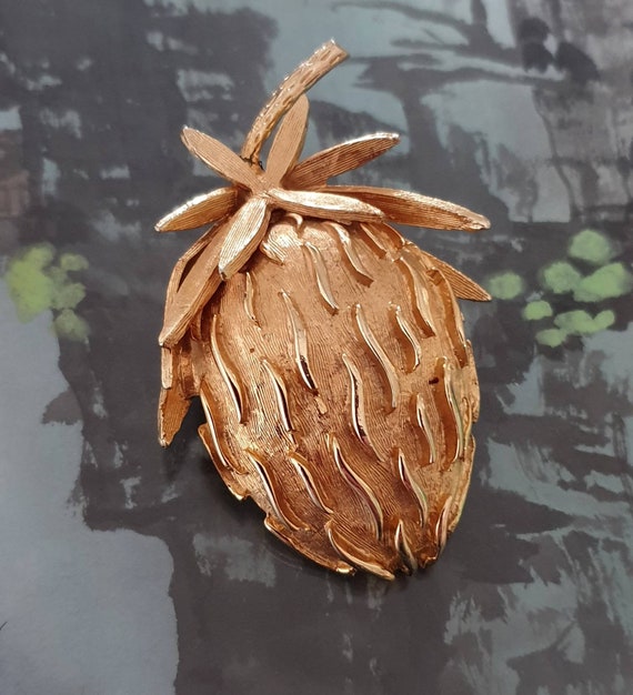 Beautifully textured gold tone Pineapple Brooch. A