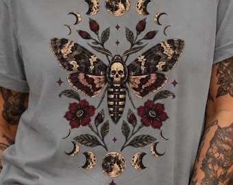 T-shirt illustré avec un papillon tête de mort | Phases de la lune, roses, Halloween, papillon effrayant
