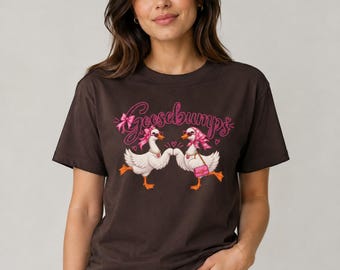 T-shirt Chair de poule avec des oies dansantes | Écriture rétro, jolis canards roses