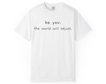 Sois toi-même. Le monde s'adaptera. T-shirt | T-shirt minimaliste avec citation positive
