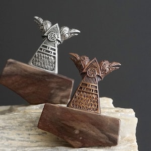 Thors hamer raaf ketting. Huginn Muninn-raven. Keltische Triskelion-hanger. Hanger van versteend hout