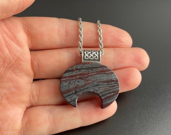 Lunula-hangerketting – hematiet wassende maan, beschermend Viking-amulet