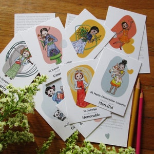 Puede incluir: Un conjunto de tarjetas coloridas con ilustraciones de santos y beatos. Cada tarjeta incluye el nombre del santo, una breve oración y una descripción de sus virtudes. Las tarjetas están impresas en cartulina de alta calidad y son perfectas para la oración, la reflexión o como regalo.