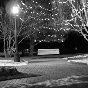 czarno-białe artystyczne zdjęcie pustej ławki nocą w Jess Price Park w Westcliffe, Kolorado. Fotografia uliczna, pobieranie cyfrowe