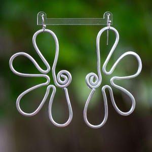 Silver Flower Wire Earrings – Handmade Lightweight Aluminum Statement Jewelry – Boho Petal Dangle Gift for Her