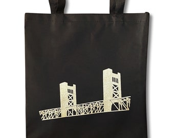 Sacramento Tower Bridge Tragetasche - Originalkunstwerk - recycelt, hergestellt in den USA, handsiebdruckt, Kalifornien