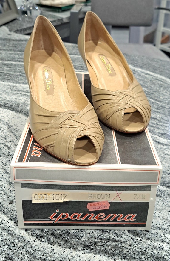 Beautiful Vintage Women's Slip On Heels By SUTTON 
