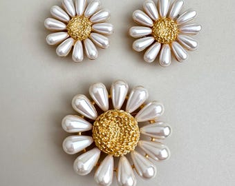 CHAMEAU ET CHAMEAU | Givenchy Pearl Daisy Demi Parure Brooch & Clip Earrings