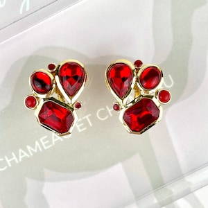 Chameau Et Chameau Trifari TM Vintage Red Lucite Faceted Faux Jewels And Cabochon Clip On Earrings SIGNED