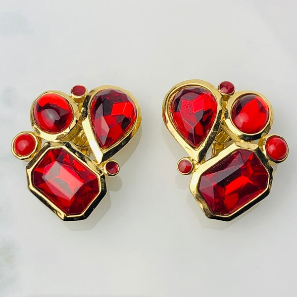 Chameau Et Chameau Trifari TM Vintage Red Lucite Faceted Faux Jewels And Cabochon Clip On Earrings SIGNED