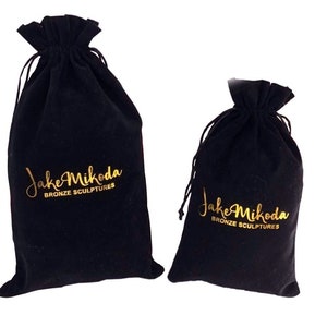 Puede incluir: Dos bolsas de terciopelo negro con cord&oacute;n de ajuste y letras doradas que dicen "Jake Mikoda Bronze Sculptures".