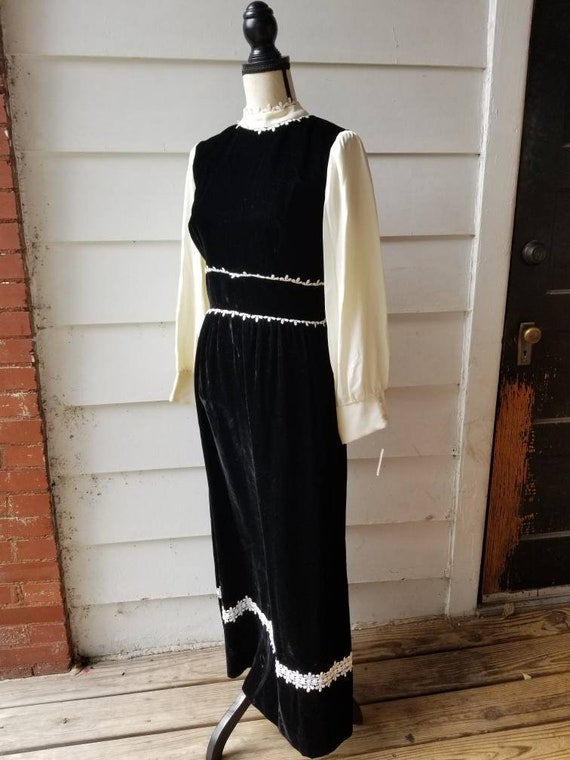 1970s Black Velvet Dress with White Trim || Mediu… - image 5