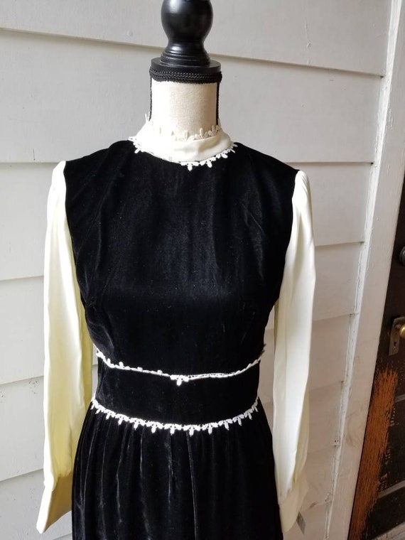 1970s Black Velvet Dress with White Trim || Mediu… - image 7