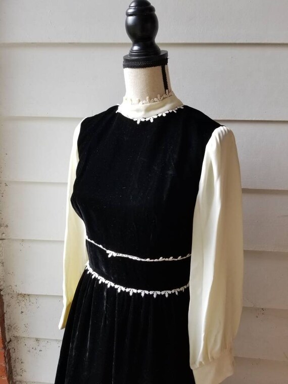 1970s Black Velvet Dress with White Trim || Mediu… - image 4