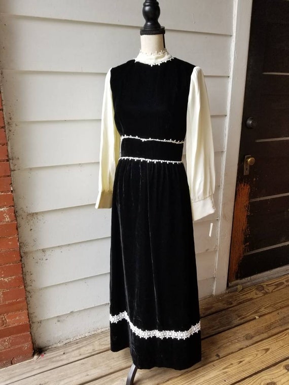 1970s Black Velvet Dress with White Trim || Mediu… - image 2