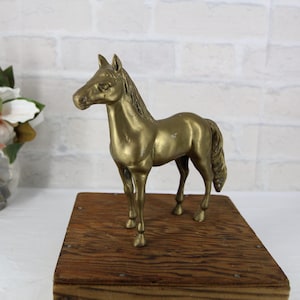 CABALLO DE LATÓN VINTAGE, gran poni dorado, decoración de mesa, coleccionable ecuestre, decoración del hogar de mediados de siglo para cueva de hombre, regalo de padrino de boda, inauguración de la casa