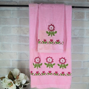 1970&#39;S PINK BATH TOWEL and hand towel retro daisy linens for mid century decor price is for both shabby chic bathroom decor