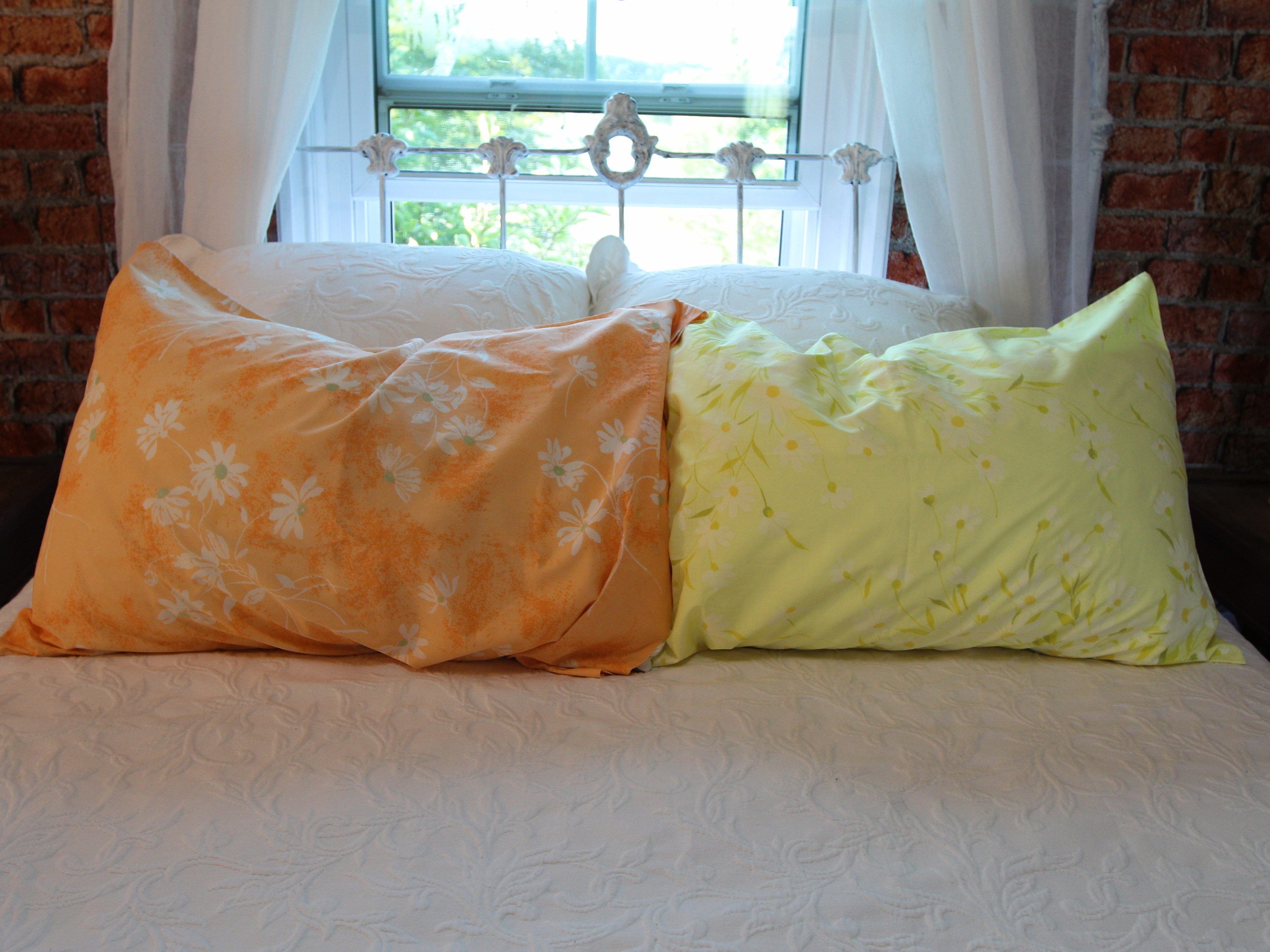 1970’s VINTAGE PILLOWCASE, standard size colorful crazy daisy flower power pillow cover, price is for one, boho bedroom, bright clean linens