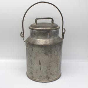 VINTAGE METAL MILK can | 1940&#39;s Primitive Rustic Salvage | 4 qrt Water Pail | Country Farm Charm Cottage | Vase Pitcher