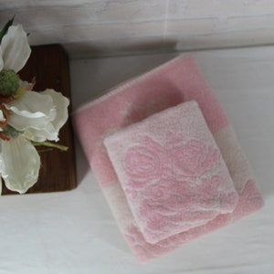 1970s PINK BATH TOWEL and hand towel cottage core pink roses mid century bathroom decor vintage grandma core girls bathroom self care gift