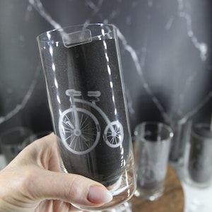 ヴィンテージ自転車バーウェア 8ピースハイボールグラスビールジョッキ、バイクロゴエッチングクリスタルガラスデカンタ、サイクリストバーカートギフトウェア装飾