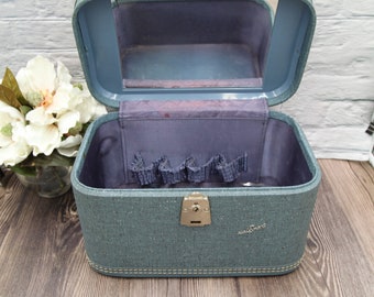 VINTAGE TRAIN CASE , blue travel bag with mirror 1960's small makeup organizer bag, carry on luggage, toiletries storage