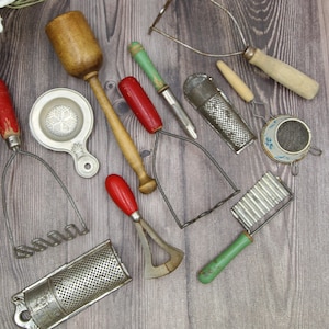 素朴なキッチンツール | ヴィンテージの金属製おろし金、マッシャー、ふるい