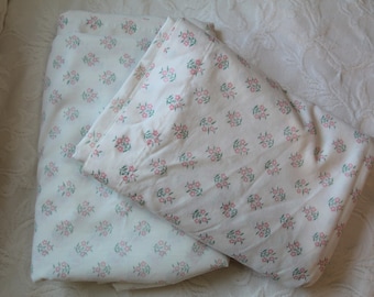 1970&#39;s 1980&#39;s KING FLAT SHEET mid century bedding soft percale with pink mini sweetheart roses mix and match vintage bedding soft and clean