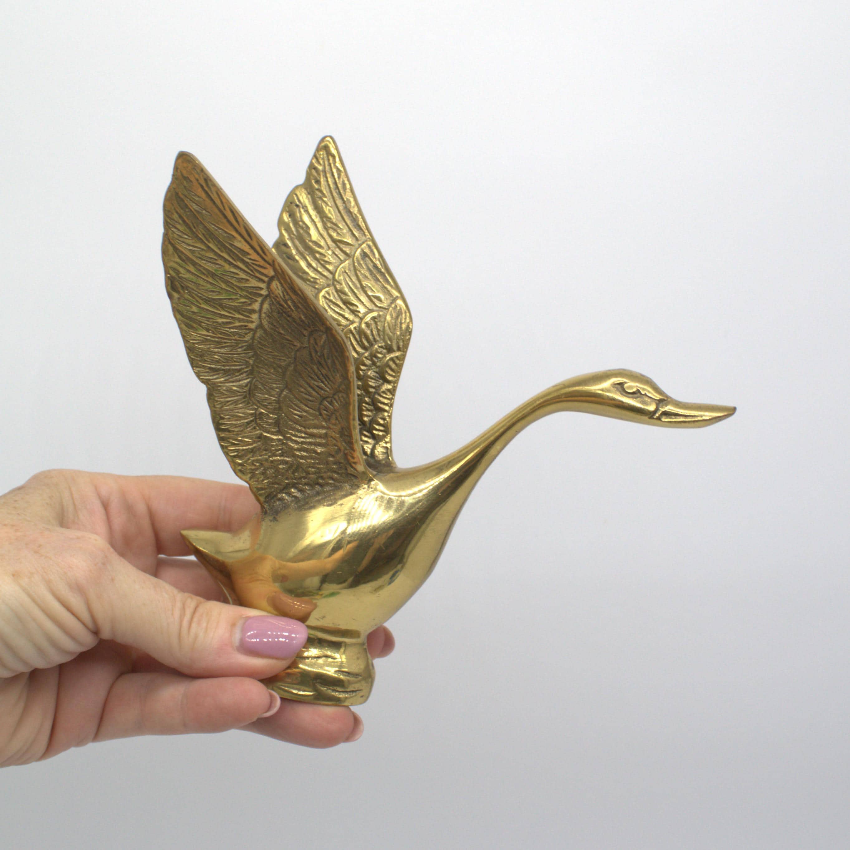 ヴィンテージ真鍮製白鳥：飛翔する鳥のペーパーウェイト - 1980年代の