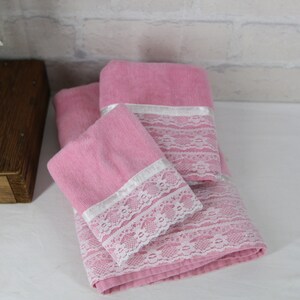 70s 80s PINK BATH TOWEL hand towel and 1 washcloth retro mid century pink lace bathroom decor set of 3 unused shabby chic cottage core gift