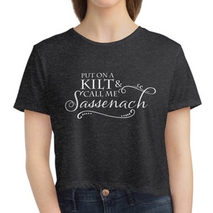 Outlander Shirt, ziehen Sie einen Kilt an und nennen Sie mich Sassenach Frauen Flowy Cropped T-Shirt - Outlander Watching Shirt - Sassenach T-Shirt, Buchliebhaber Geschenk