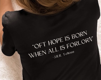 Camiseta de El Señor de los Anillos, camiseta de ESDLA, camiseta con cita de Tolkien, regalo para fan de ESDLA, J. R. R. Tolkien, citas de ESDLA, cita de Tolkien "A menudo nace la esperanza".
