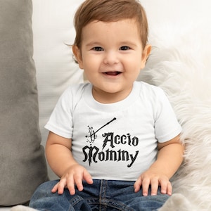 Accio Mama Baby T-Shirt: Zauberhafte Potterhead Kleidung