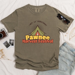 ポーニー・ハーベスト・フェスティバルTシャツ - パークス・アンド・レクリエーションファン・コンフォートカラーズTシャツ