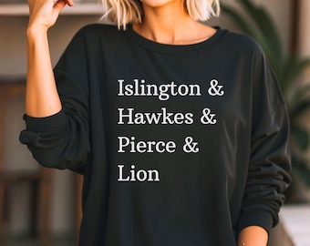 Könnte beinhalten: Schwarzer Pullover mit weißem Text, der "Islington & Hawkes & Pierce & Lion" lautet