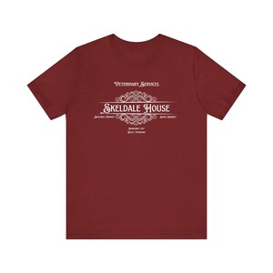 Skeldale House T-Shirt | Vintage-T-Shirt mit Motiven aus „Der Herr und die Kleinen der Welt“ Cardinal