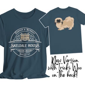 All Creatures Great und Small T-Shirt, zweiseitiges Skeldale House auf Vorderseite, Tricki Woo auf Rückseite, James Herpolit Bücher, All Creatures PBS Show