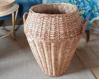 Amphora-shaped basket in wicker and woven raffia. 1950s. French vintage.