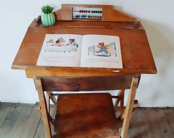 50s children's desk with its small chair.