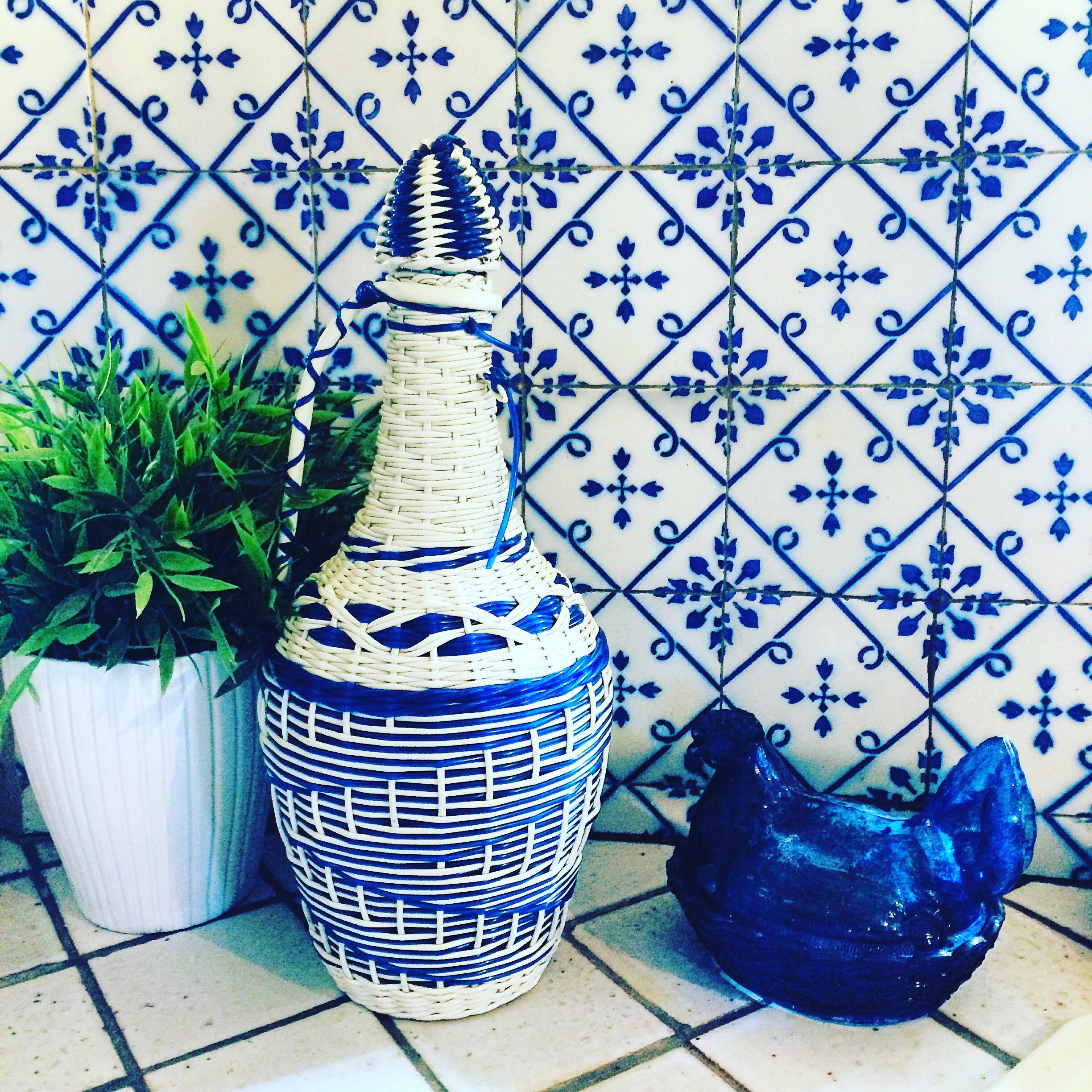 Bouteille Scoubidou Bleue et Blanc Cassé Des Années 60.