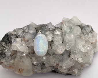 Colgante de cabujón de piedra lunar arcoíris