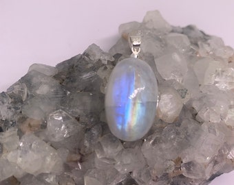 Pendentif cabochon pierre de lune arc-en-ciel