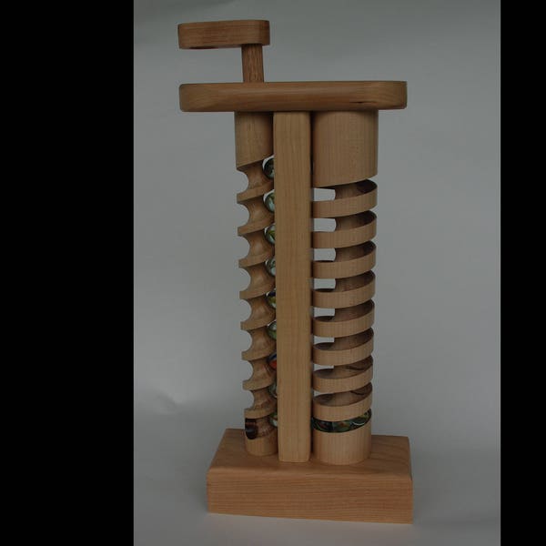 The Crank: Un juguete de madera con canicas elaborado a mano en Vermont.