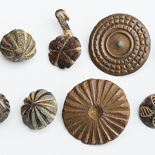 Authentique Excellent lot de 12 boutons en bronze de la période médiévale du XIIIe au XVe siècle - cadeau historique