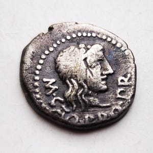 Autentico raro (47-46 a.C.). Popolo di Porzia. Quinarium - dono storico