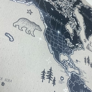 Celestial Night Sky Drawn Travel Map Personalisierte Welt - 100 kostenlose Push-Pins - Geschenk für ihn oder sie Jahrestag, Weihnachten, personalisiert
