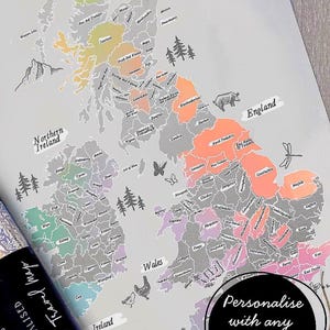 Mapa rasca y gana personalizado del Reino Unido con acuarelas: Inglaterra, Escocia e Irlanda (colores del arcoíris).