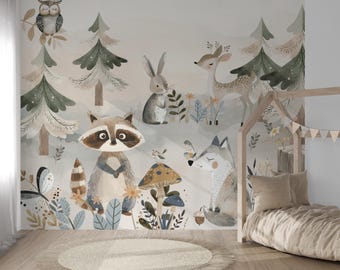 Puede incluir: Un mural de bosque caprichoso con un mapache, un ciervo, un conejo y un búho. El mural está pintado en tonos suaves y apagados de marrón, verde y azul. Es perfecto para una guardería o una habitación infantil.