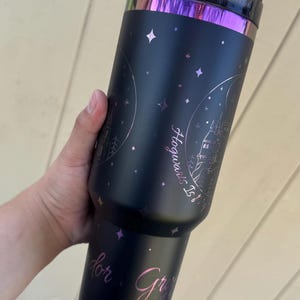 Vaso térmico de acero inoxidable de 40 oz con la frase "Hogwarts es mi hogar" imagen 3